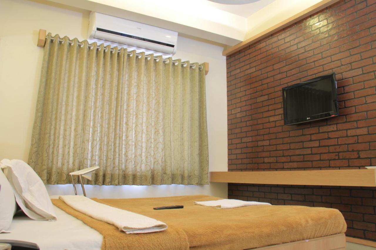 Hotel Sai Gurusthan Širdi Exteriér fotografie