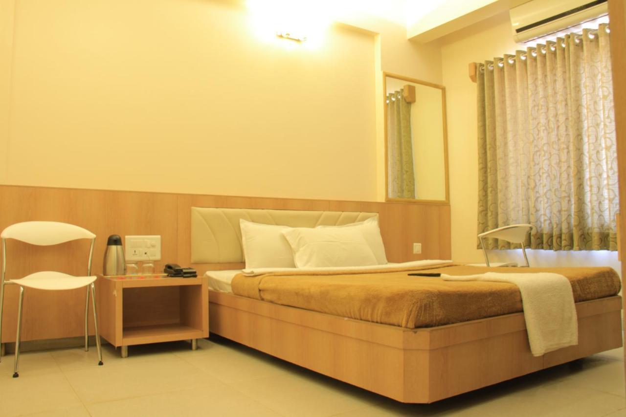 Hotel Sai Gurusthan Širdi Exteriér fotografie