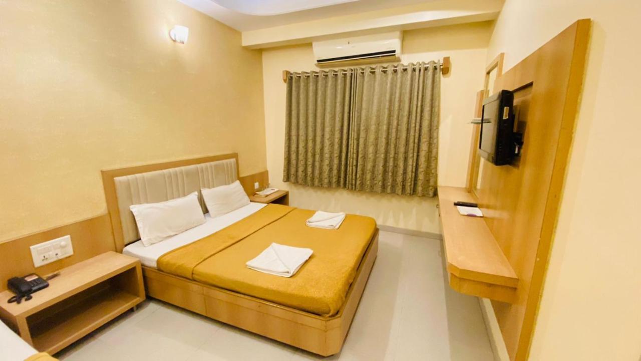 Hotel Sai Gurusthan Širdi Exteriér fotografie